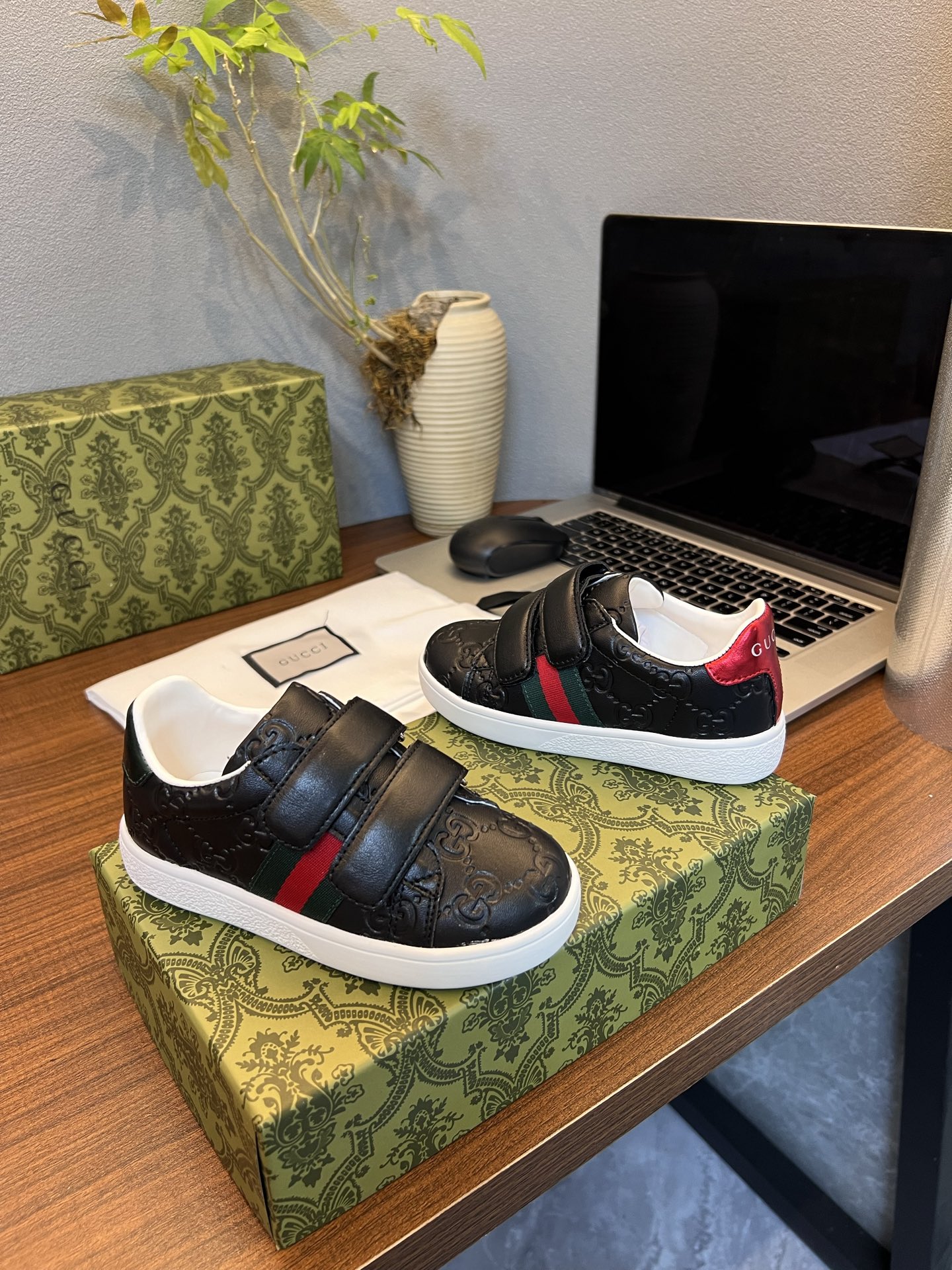 Children's shoes child